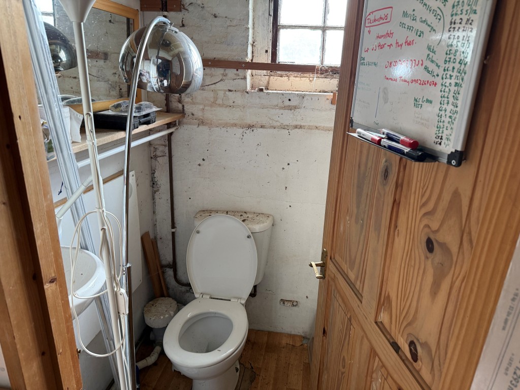 Lot: 39 - STABLES AND LAND WITH PLANNING IN SOUGHT AFTER LOCATION - Cloakroom and WC